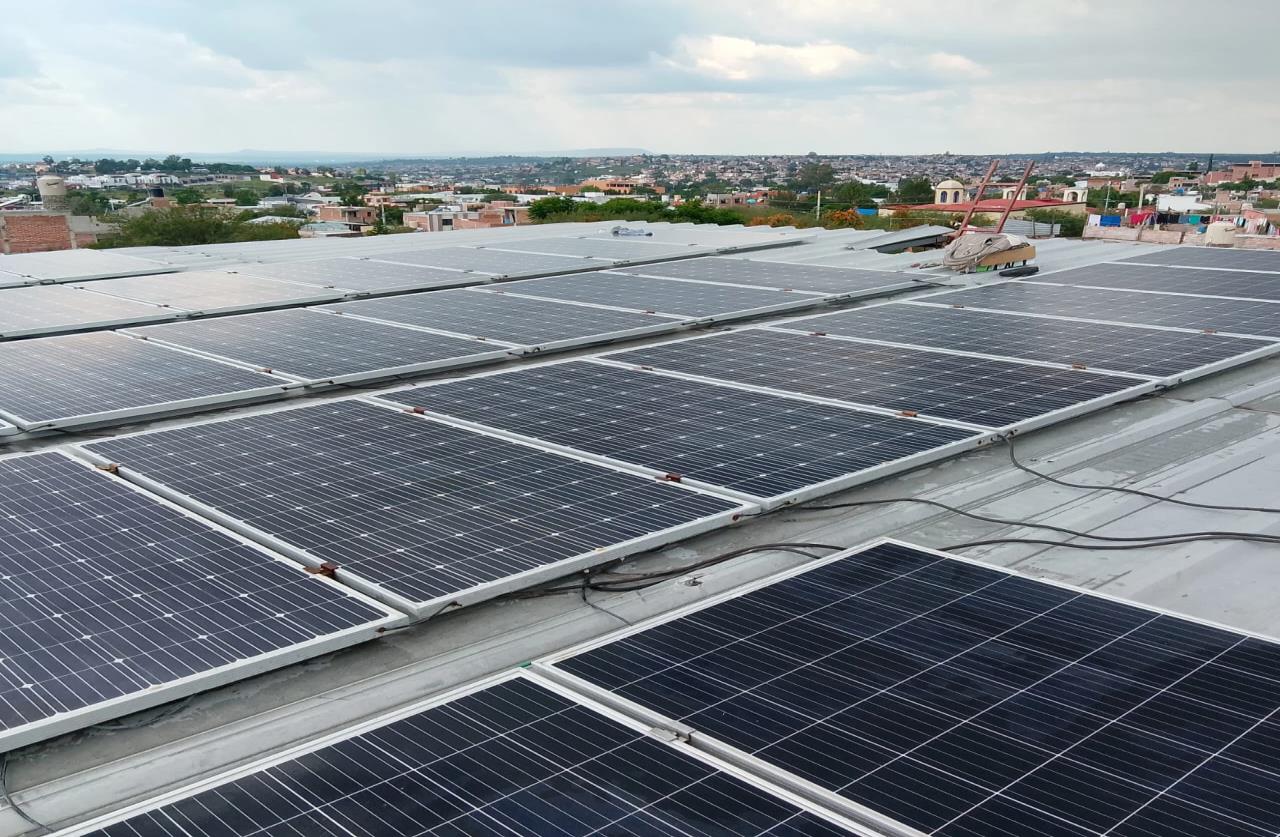 Instalación de paneles solares en azotea sobre San Miguel de Allende, Guanajuato