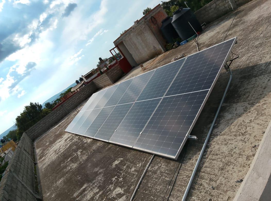 Panel solar instalado junto a tinacos en azotea