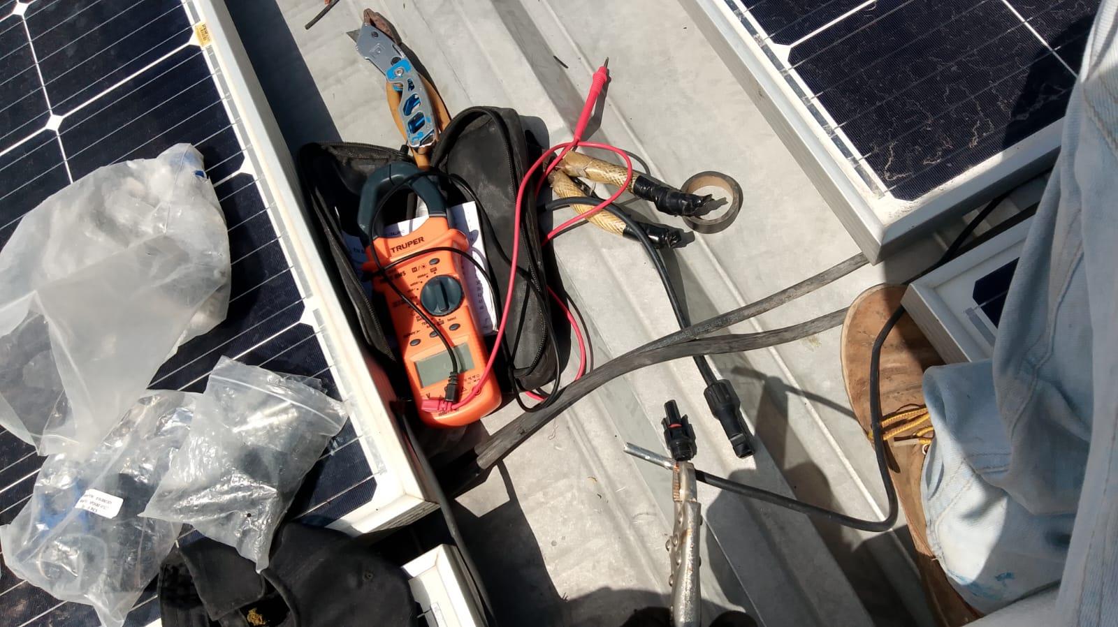 Prueba eléctrica de paneles solares con multímetro